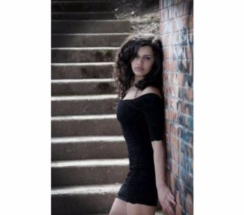 Magnifique femme attend votre appel